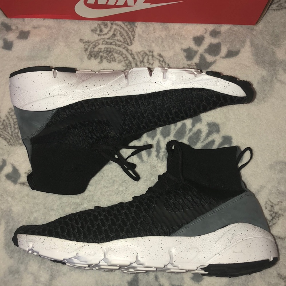 NIKE SNEAKERS